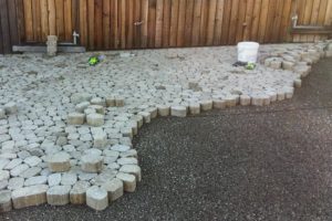 Die unregelmäßigen Steine müssen präzise platziert werden.