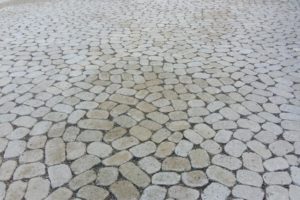 Trotz der unregelmäßigen Form ergeben die Steine ein harmonisches Bild.