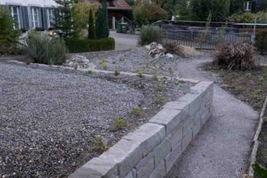 Garten Pfister Privat biodiverse Garten kurz nach der Bepflanzung in Herbst 2023