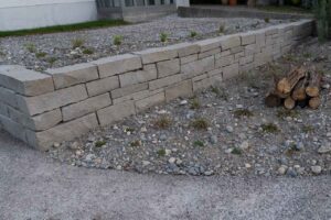 Trockenmauer biodiverse Privatgarten in Hedingen von Garten Pfister