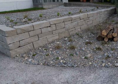 Trockenmauer biodiverse Privatgarten in Hedingen von Garten Pfister